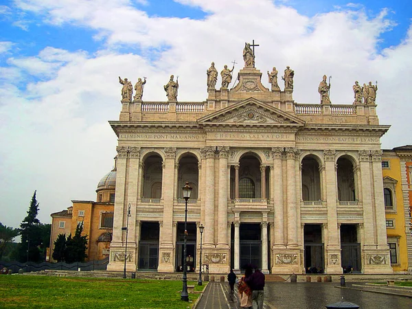 ローマの聖ヨハネ大聖堂イタリア 西ローマで最も古い教会であり ローマ ポンティフ大聖堂があるため ローマにある4つの主要なバジリカの中で最も古く優先されています — ストック写真