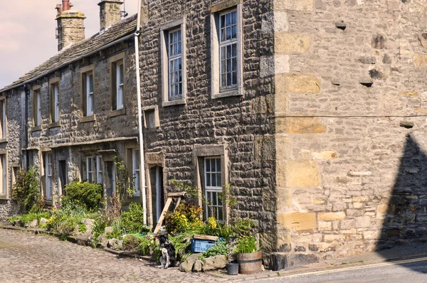 El pueblo de Grassington en Yorkshire Dales y Linton Falls — Foto de Stock