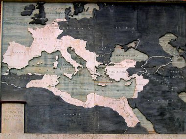 Roma 'daki Roma Forumu' nun dış duvarlarında eski Roma İmparatorluğu 'nun devasa haritası. Roma İmparatoru Augustus 'un zamanında.