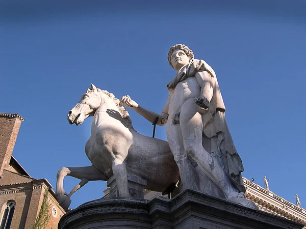 意大利罗马首都山上的雕塑和建筑 这是位于山顶台阶顶上的梅德斯的雕像之一 — 图库照片