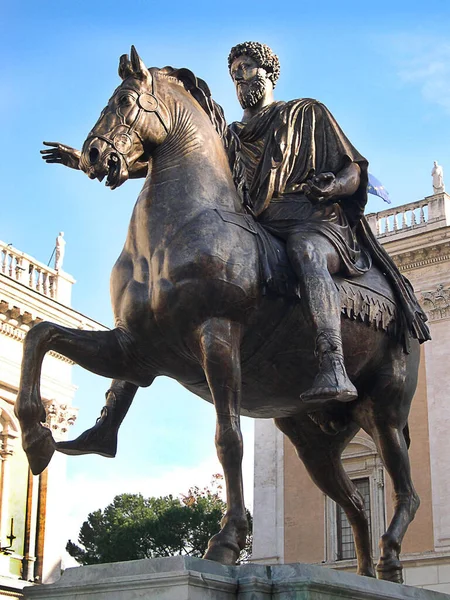 Esculturas Arquitectura Cima Del Capitolio Roma Italia Esta Estatua Equina — Foto de Stock