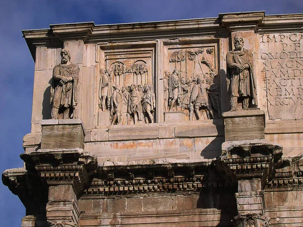 君士坦丁拱门 Arch Constantine 是罗马的一个胜利拱门 献给君士坦丁大帝 该拱门受罗马参议院委托 以纪念君士坦丁在公元312年的密尔维安桥战役中战胜马克西姆提斯 — 图库照片