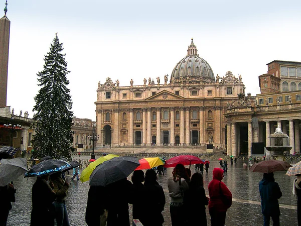意大利罗马 圣诞佳节 在雨中排队参观美丽的圣彼得教堂 — 图库照片