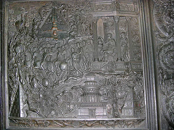 梵蒂冈圣彼得大教堂 Papal Basilica Peter 的铜门 简称圣彼得大教堂 Peter Basilica 是一座位于梵蒂冈的意大利文艺复兴教堂 是罗马城内的教皇飞地 — 图库照片