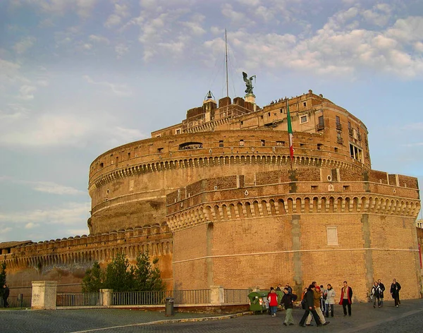 圣安吉洛城堡是作为哈德良皇帝的陵墓建造的 是在战争或冲突时期用一条从梵蒂冈城逃走的直接通道守卫教皇的城堡 — 图库照片