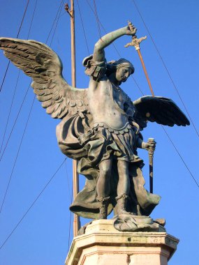     Castel SantAngelo İmparator Hadrian 'ın anıtı olarak inşa edildi ve savaş ya da çatışma zamanında Vatikan şehrinden doğrudan kaçış rotasıyla papaları koruyan bir kaleydi.     