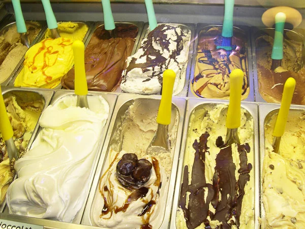 イタリアのアイスクリームやジェラートは味や味が違うことで有名です 食用のパリッとした焼き網の紙コップで提供されています 冷蔵庫は通りや商店街にあります — ストック写真