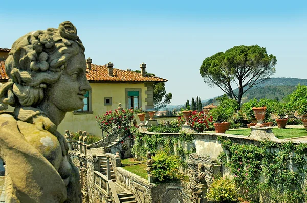 Hermosa villa y jardines con vistas a Florencia en Settignano Toscana — Foto de Stock