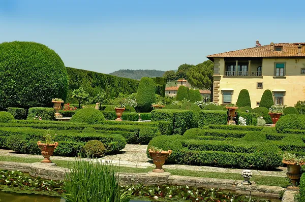 Beautiful Villa and Gardens overlooking Florence at Settignano Tuscany — Stock Photo, Image