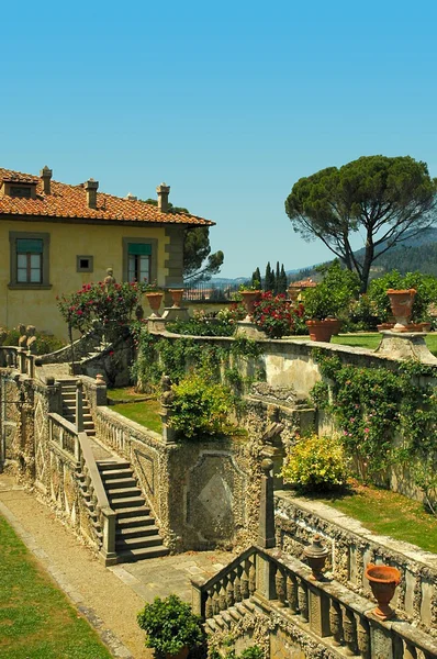 Schöne villa und gärten mit blick auf florenz bei settignano toskana — Stockfoto