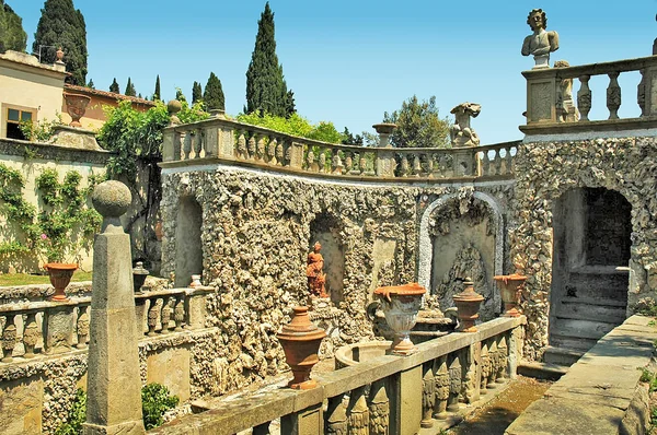 Vackra villa och trädgård med utsikt över Florens på settignano Toscana — Stockfoto