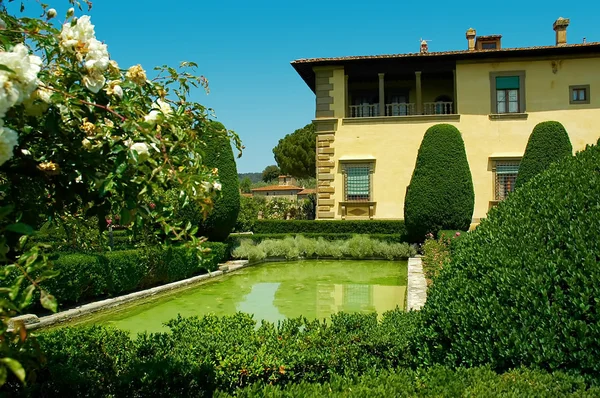 Όμορφη βίλα και κήπους με θέα στη Φλωρεντία στο settignano Τοσκάνη — Φωτογραφία Αρχείου