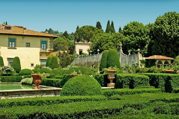 Schöne villa und gärten mit blick auf florenz bei settignano toskana — Stockfoto