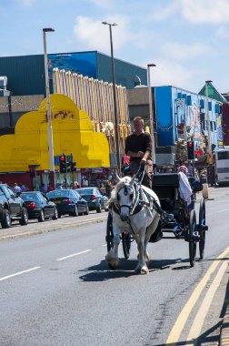 Blackpool bir yaz eğlence merkezidir, çeşitli şovlarda uzmanlaşmıştır, sadece aile dostu olanlardan yetişkinlere kadar. Blackpool Aydınlanmaları, deniz cephesinin tüm uzunluğu boyunca bir dizi aydınlatma serisidir.