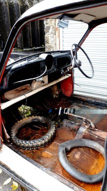 Bu biraz restorasyona ve 1800 cc 'lik yeni bir Fiat ikiz kamera mühendisliğine ihtiyacı olan Austin Morris Traveller Atış Tekniği tarzı bir araba. Eski ihtişamına tamamen kavuşursa 14.000 doların üzerinde eder. Padiham Lancashire' da bir arka sokakta konuşlanarak...