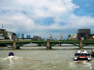 Londra 'daki Thames Nehri üzerindeki Westminster Köprüsü şu anda Parlamento Binası olarak bilinen Westminster Sarayı' na çıkıyor.