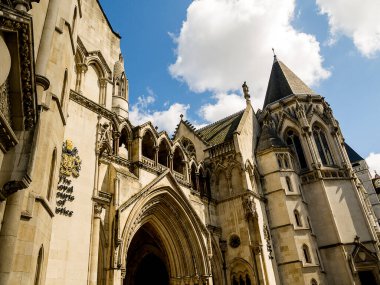 Kraliyet Adalet Divanı (İngilizce: Royal Court of Justice), Londra 'da bulunan ve İngiltere ve Galler Yüksek Mahkemesi' ne ev sahipliği yapan mahkeme binasıdır. Yüksek Mahkeme aynı zamanda turnede ve diğer büyük şehirlerde de yer alır..