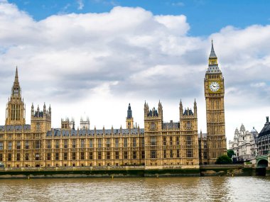 Westminster Sarayı, Birleşik Krallık Parlamentosu 'nun iki meclisi olan Avam Kamarası ve Lordlar Kamarası' nın buluşma yeridir. Gayri resmi olarak Parlamento Evleri olarak bilinir. Big Ben, sevgiyle adlandırılan bir saattir.