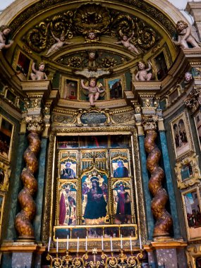 Torino şehrinde şaşırtıcı derecede güzel mimari detaylar. Saraylar ve kiliseler, her biri daha nefes kesici olmak üzere mükemmellikleriyle ezici bir üstünlükteler. Torino, hayatta en az bir kez tecrübe edilmesi gereken bir şehirdir.