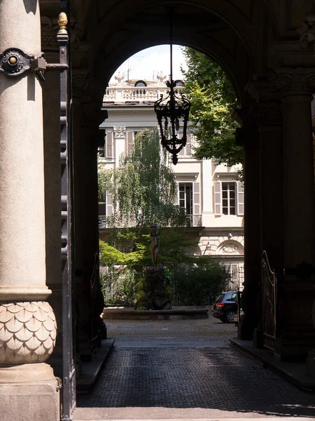 Olhando Pela Porta Entrada Dos Muitos Palácios Cidade Turim Norte — Fotografia de Stock
