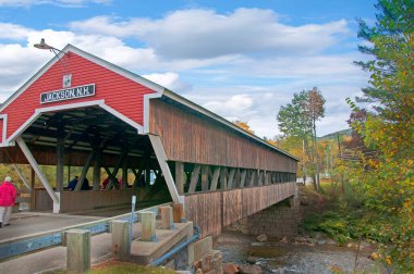 Jackson 'daki Balayı Köprüsü, Jackson, New Hampshire' daki Ellis Nehri üzerindeki ahşap kaplı bir köprüdür. Birleşik Devletler 145 yaşında. Köprüyü bir kez geçtiğinizde, gerçekten zamanda geriye bir adım atıyorsunuz. Birçok düğün albümü ve fotoğrafında yer alıyor.