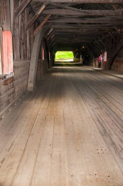 Jackson 'daki Balayı Köprüsü, Jackson, New Hampshire' daki Ellis Nehri üzerindeki ahşap kaplı bir köprüdür. Birleşik Devletler 145 yaşında. Köprüyü bir kez geçtiğinizde, gerçekten zamanda geriye bir adım atıyorsunuz. Birçok düğün albümü ve fotoğrafında yer alıyor.