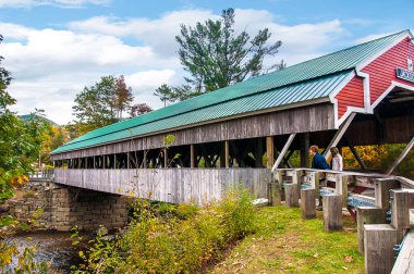 Jackson 'daki Balayı Köprüsü, Jackson, New Hampshire' daki Ellis Nehri üzerindeki ahşap kaplı bir köprüdür. Birleşik Devletler 145 yaşında. Köprüyü bir kez geçtiğinizde, gerçekten zamanda geriye bir adım atıyorsunuz. Birçok düğün albümü ve fotoğrafında yer alıyor.