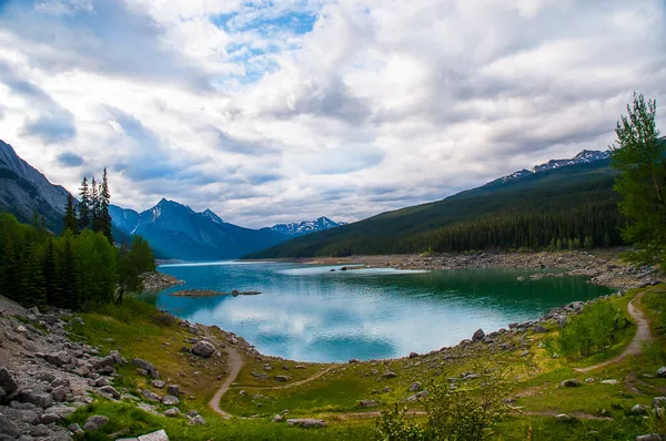 Medicine Lake Encuentra Dentro Del Parque Nacional Jasper Alberta Canadá — Foto de Stock