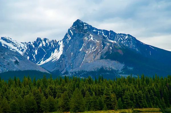 Las Montañas Alrededor Del Lago Maligne Parque Nacional Jasper Oeste — Foto de Stock