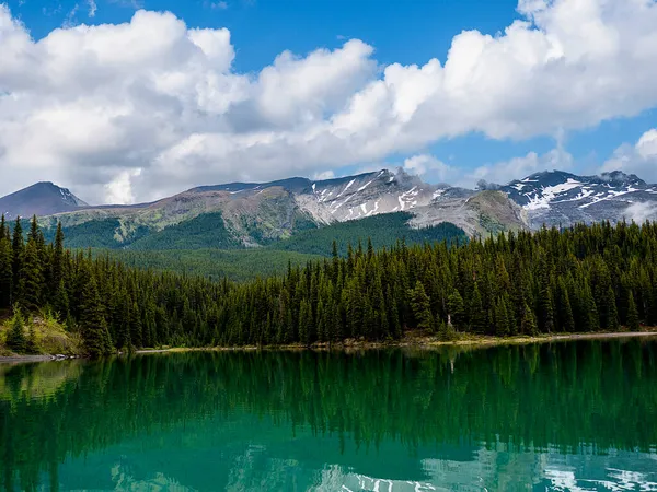 Montanhas Redor Lago Maligne Parque Nacional Jasper Oeste Canadá — Fotografia de Stock