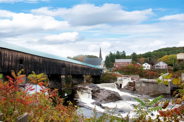 Puente Cubierto Baño Histórico Puente Cubierto Sobre Río Ammonoosuc Frente — Foto de Stock