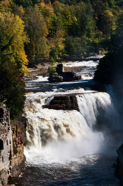 Ausable Chasm 협곡으로 이곳을 흐르다가 플라이네 호수로 흘러들어간다 — 스톡 사진