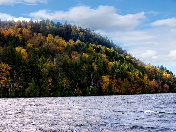 米国の北東部の秋の色は世界的に有名で 彼らは主要な観光名所です — ストック写真
