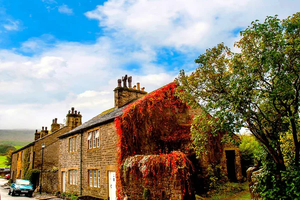 Cottage Coberto Por Virginia Creeper Downham Ribble Valley Lancashire Fotografia De Stock