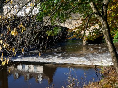 Calder Nehri bir zamanlar Lancashire, Padiham 'da 20 pamuk fabrikasına güç sağlıyordu ama şimdi hiçbiri bu endüstri için kullanılmıyor ve çoğu yıkıldı. Calder Nehri Ribble Nehri 'nin ana kollarından biridir ve yaklaşık 30 km uzunluğundadır.