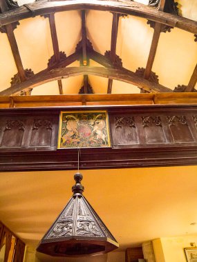 Lancashire 'ın Great Mitton kasabasındaki Cadılar Bayramı Kilisesi' nin içinde. Kilisedeki en eski kumaş 13. yüzyılın sonlarına ait. Bu ortaçağ kilisesi Simon Jenkins rehberliğinde yer almaktadır. İngiltere 'nin en iyi 1000 kilisesi.