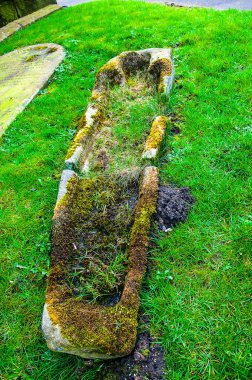 Stone Coffin, Cadılar Kilisesi, Great Mitton, Lancashire 'da. Bir Anglikan kilisesi. Kilisedeki en eski kumaş 13. yüzyılın sonlarına ait. Bu ortaçağ Kilisesi, Simon Jenkins 'in İngiltere' nin en iyi 1000 kilisesinde yer almaktadır.. 