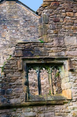 Lancashire 'daki Ribble Vadisi' ndeki Whalley Abbey, Calder Nehri kıyısında. Manastırların 8. Henry tarafından yıkılmasından sonra, manastır yıkıldı ve şu anda dinlenme ve konferans evi olan bölgede bir kır evi inşa edildi..