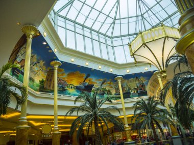 Greater Manchester, Salford 'da Yunan usulü alışveriş. Bu alışveriş merkezi terkedilmiş bir endüstri sitesi üzerine inşa edildi. Şu anda çok lüks bir alışveriş deneyimi. 