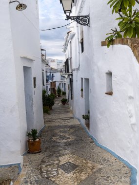 Frigiliana, Endülüs 'ün güney İspanya bölgesinin Alpujarra dağlarındaki en güzel beyaz köylerinden biridir. Dik dar sokaklar resim gibi ve eski şehrin sarp sokaklarına tırmanmak bir meydan okumadır. Her yerde çiçekler açar.