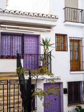 Frigiliana, Endülüs 'ün güney İspanya bölgesinin Alpujarra dağlarındaki en güzel beyaz köylerinden biridir. Dik dar sokaklar resim gibi ve eski şehrin sarp sokaklarına tırmanmak bir meydan okumadır. Her yerde çiçekler açar.