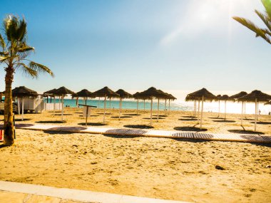 İspanya 'nın Costa del Sol kentindeki Nerja plaj sahneleri etkileyici Sierra de Alpujarra dağları tarafından korunan 7 kumlu sahil beldesi. Burası Burriana Sahili.