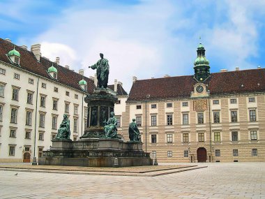 Hofburg Sarayı 'nın avlusunda bu süslü Kaiser Franz Monument. O son Kutsal Roma İmparatoruydu. Kutsal Roma İmparatorluğu 'nun dağılması üzerine kurulan ilk Avusturya-Macaristan İmparatoruydu.