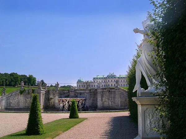 ベルヴェデーレ宮殿と博物館は オーストリアのウィーンにある2つのバロック様式の宮殿 オランジェリー宮殿 宮殿の安定からなる歴史的建造物群です 建物はバロック様式の公園の風景に設定されています サヴォイのユージン王子によって建てられた — ストック写真