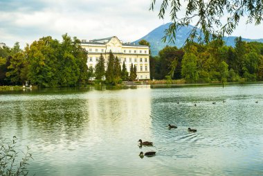 Baron Van Trapps 'ın ailesinin evini temsil eden Sound of Music filminde Leopoldskron Kalesi veya gölü ile birlikte Palace kullanıldı. Sahnesi Salzburg şehrine yakındır ve Hohensalzburg kalesi bazı resimlerin arka planında görülebilir.