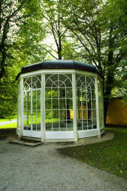 Baron Van Trapps 'ın ailesinin evini temsil eden Sound of Music filminde Leopoldskron Kalesi veya gölü ile birlikte Palace kullanıldı. Sahnesi Salzburg şehrine yakındır ve Hohensalzburg kalesi bazı resimlerin arka planında görülebilir.