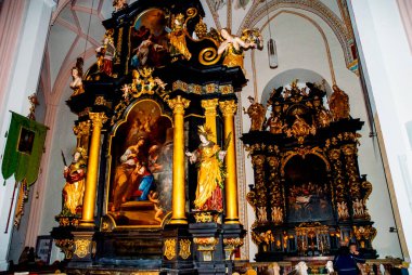 Mondsee, Yukarı Avusturya 'da Mondsee Gölü kıyısında bir kasaba. Mondsee Abbey, Maria ve Baron von Trapp 'in 