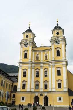 Mondsee, Yukarı Avusturya 'da Mondsee Gölü kıyısında bir kasaba. Mondsee Abbey, Maria ve Baron von Trapp 'in 