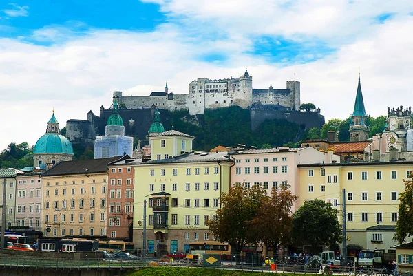 Cidade Salzburgo Coroada Pela Fortaleza Hohensalzburg Vista Margem Rio Salzach — Fotografia de Stock