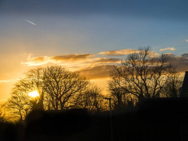 Lancashire İngiltere 'nin kuzeyindeki Burnley kasabasında dramatik günbatımı